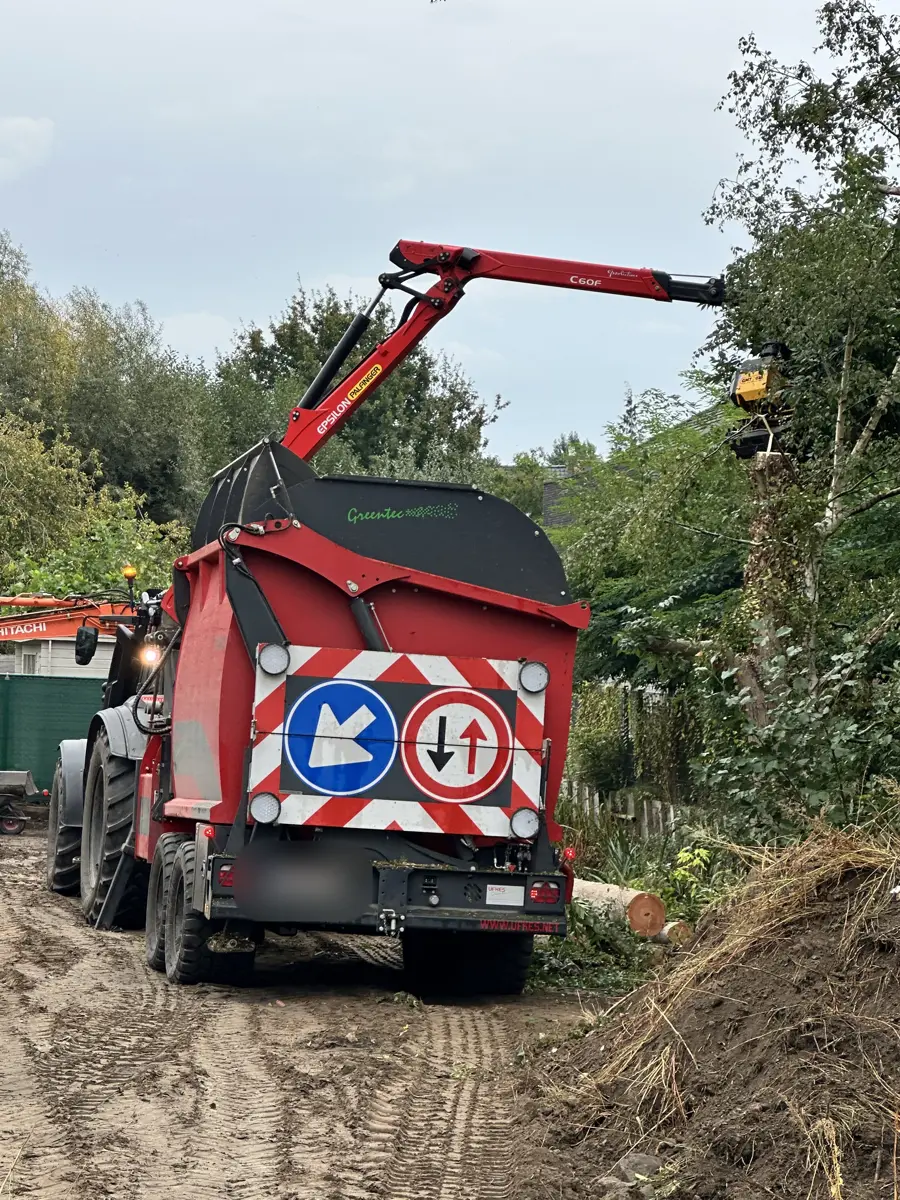 Versnipperaar met kraan van Boombedrijf Bisschop bij het kappen van bomen in Brugge